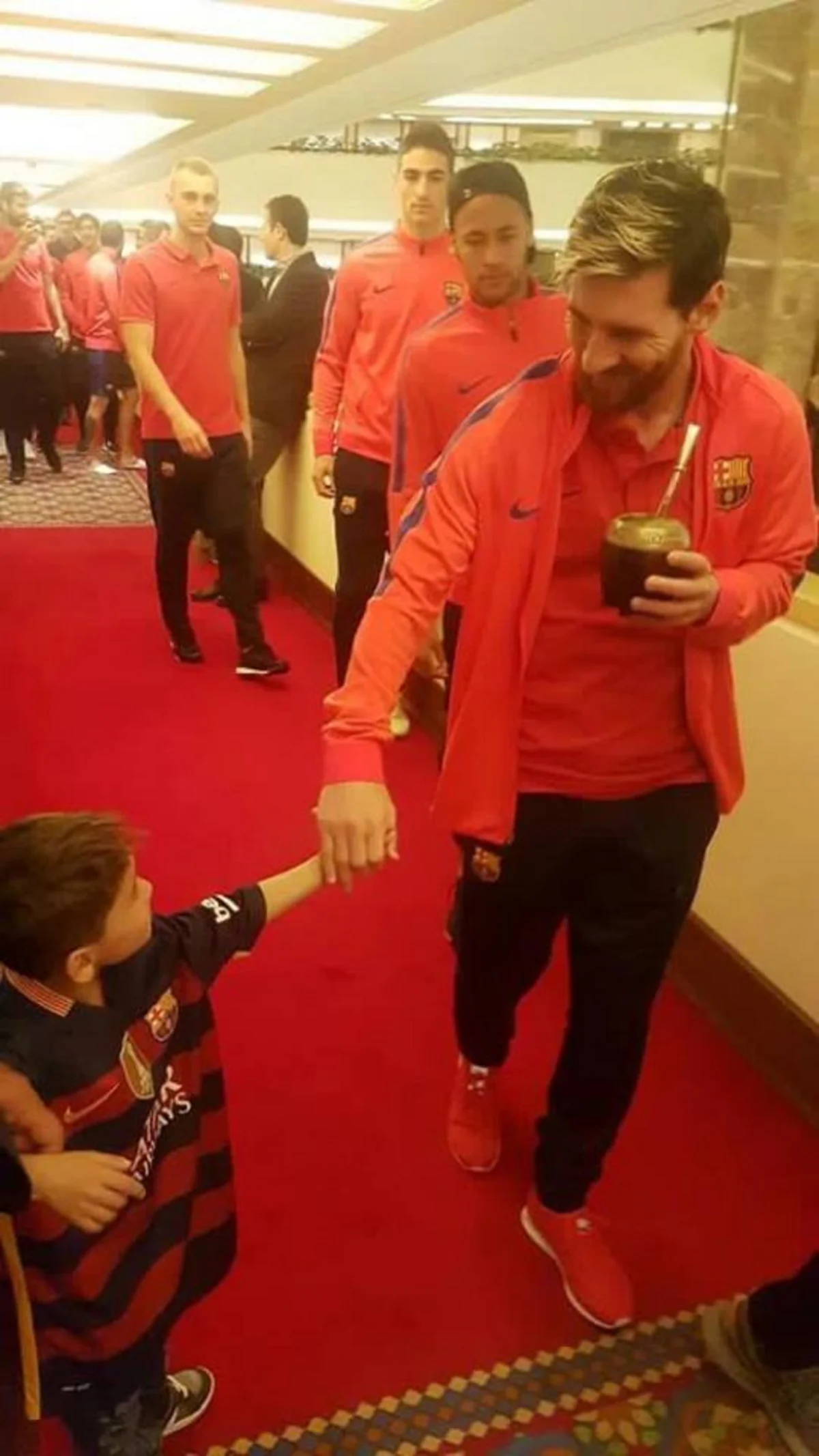 Lionel Messi formasını bağışladığı əfqan pərəstişkarı ilə görüşüb - FOTO - VİDEO