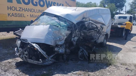 Kürdəmirdə mikroavtobusla avtomobil toqquşub, xəsarət alanlar var