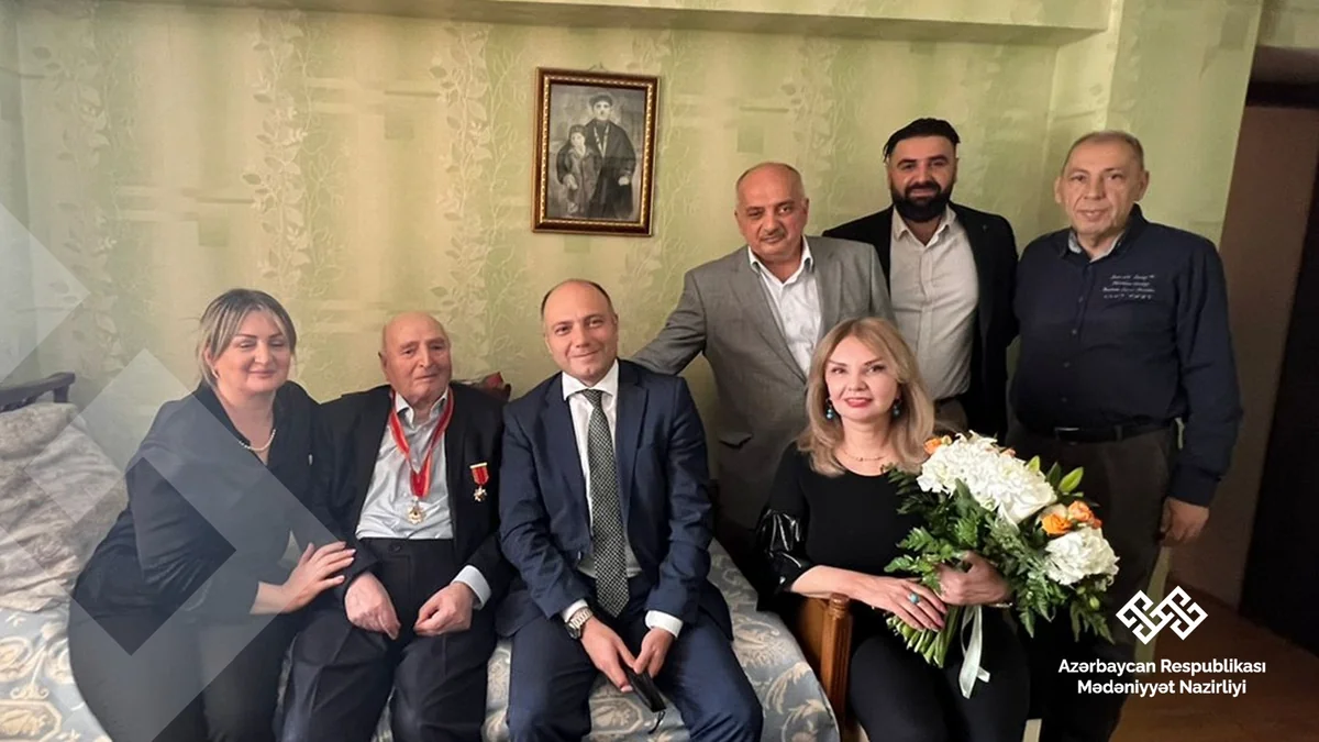 Nazir Vidadi Babanlıya “Şərəf” ordenini evində təqdim edib