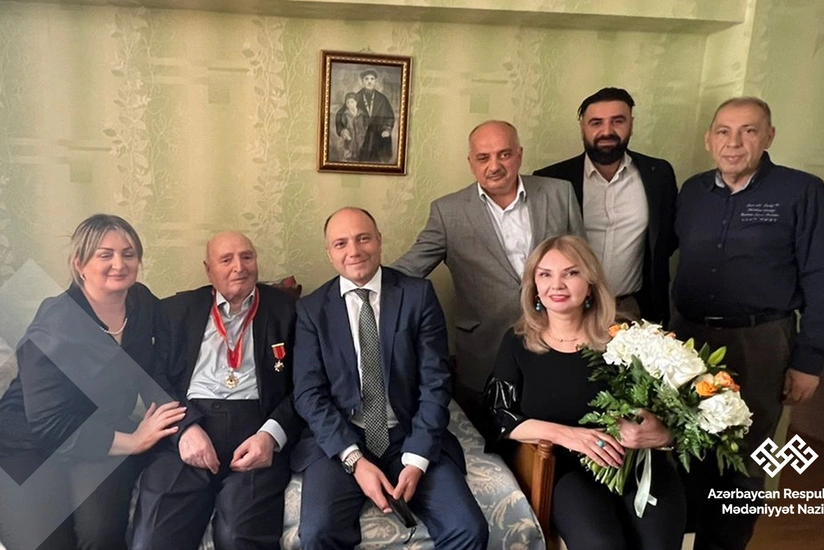 Nazir Vidadi Babanlıya “Şərəf” ordenini evində təqdim edib