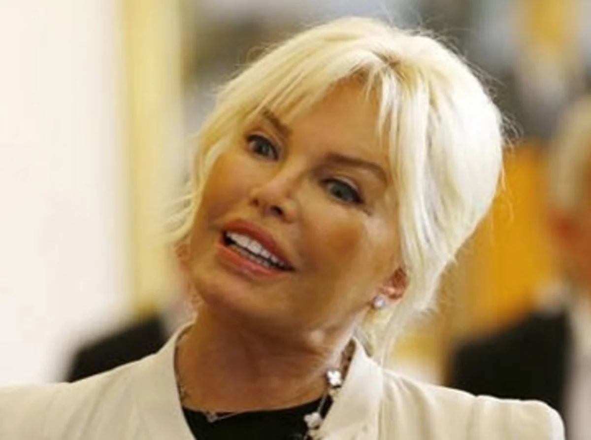 Ajda Pekkan öz paltarını Azərbaycan xalq artistinə hədiyyə edib