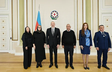 İlham Əliyev təyyarə qəzasında həlak olan ekipaj heyətinin ailə üzvləri və sağ qalan bələdçilərlə görüşüb - YENİLƏNİB