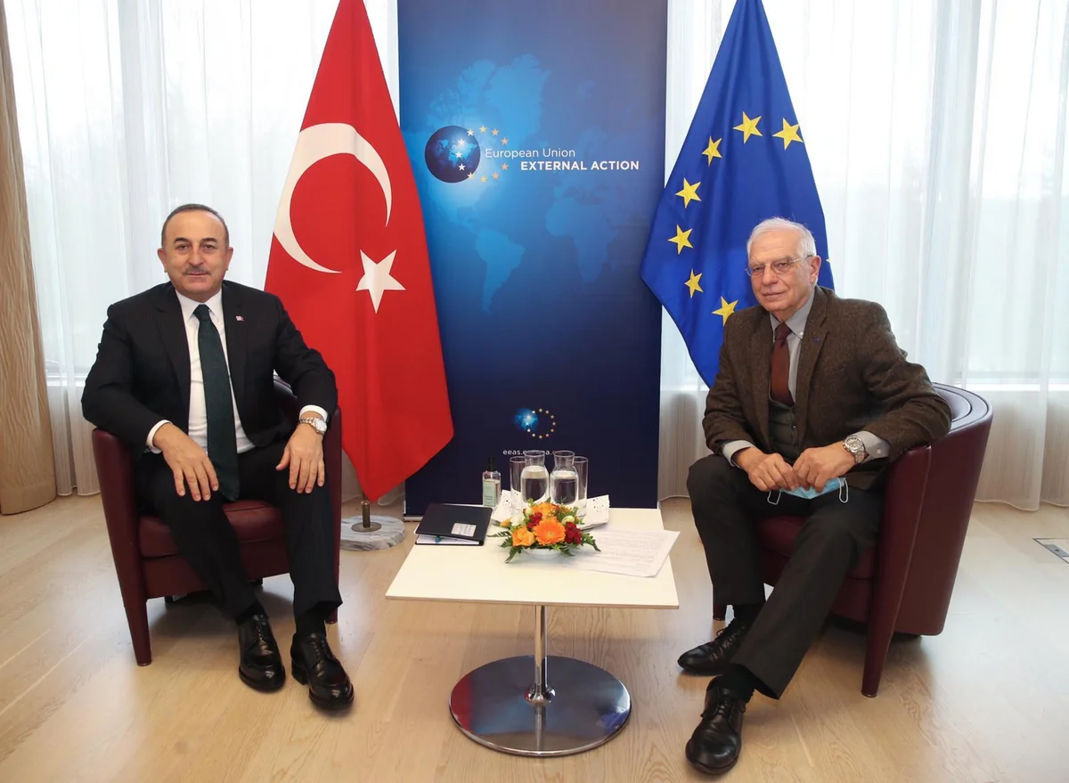 Mövlud Çavuşoğlu Aİ rəsmisi ilə Ukraynadakı vəziyyəti müzakirə edib