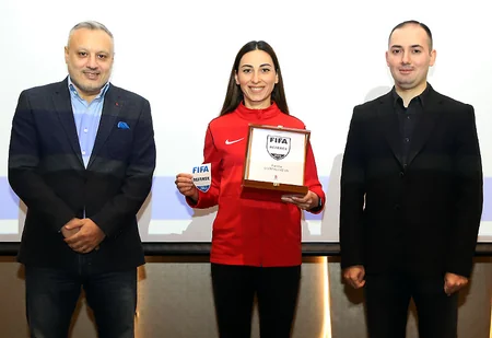 FIFA referilərinə emblemlər təqdim olunub