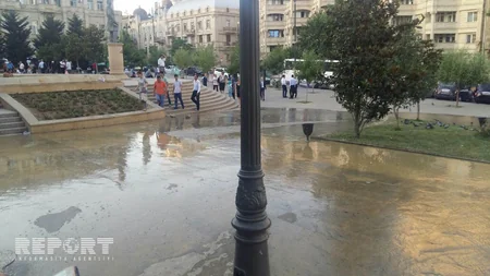 Metronun “Nizami” stansiyasının qarşısını su basıb - FOTO