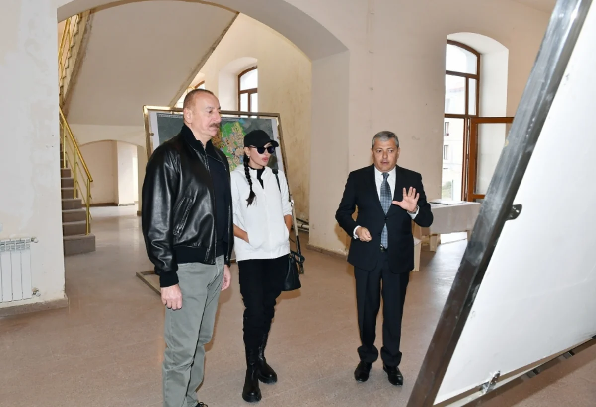 Prezident və birinci xanım Şuşada “Qızlar gimnaziyası” tarixi abidə binasında həyata keçiriləcək işlərlə tanış olublar