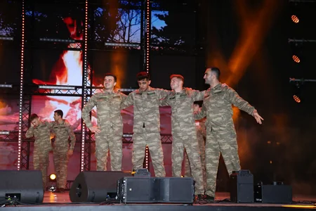 Heydər Əliyev Mərkəzinin parkında Milli Qurtuluş Gününə həsr olunan konsert keçirilib