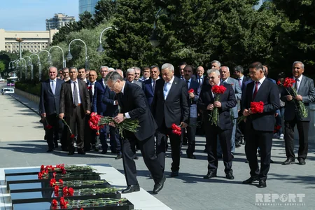Коллектив МЭПР посетил Аллею почетного захоронения и Аллею шехидов