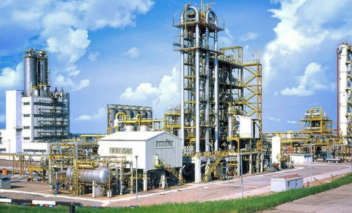 Шебелинский завод впервые переработает азербайджанскую нефть