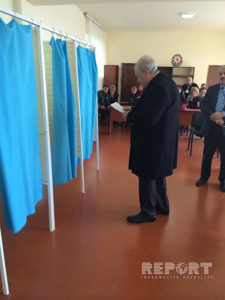 Azərbaycanın keçmiş prezidenti parlament seçkilərində səs verib - FOTO