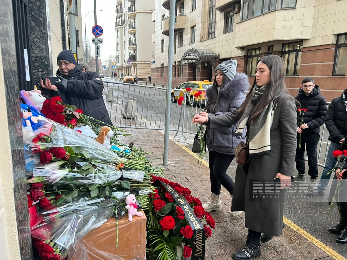 Азербайджанцы Москвы возлагают цветы к посольству Турции