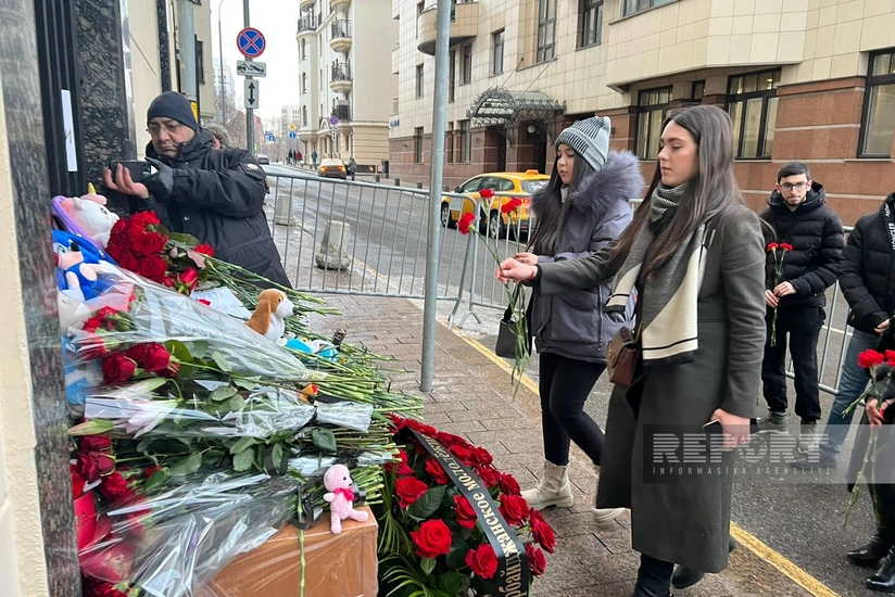 Азербайджанцы Москвы возлагают цветы к посольству Турции