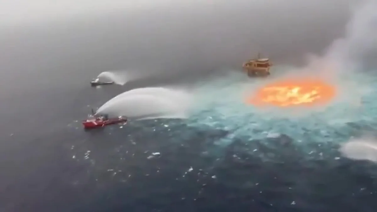 Meksika körfəzində yanğın - alov dənizin səthinə qalxdı - VİDEO