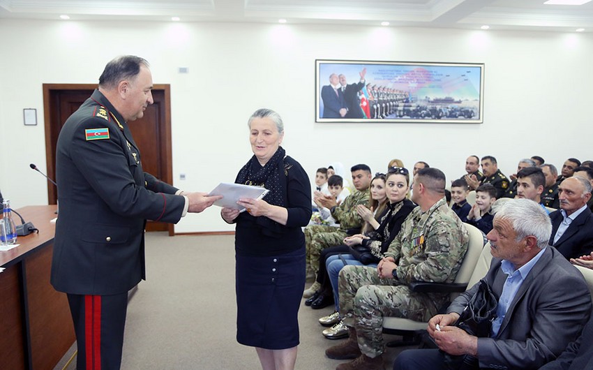 Müdafiə Nazirliyində şəhid ailələrinə yeni mənzillərin orderləri verilib