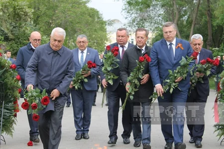Azerbaijani delegation members lay flowers at Heydar Aliyev's monument in Astrakhan