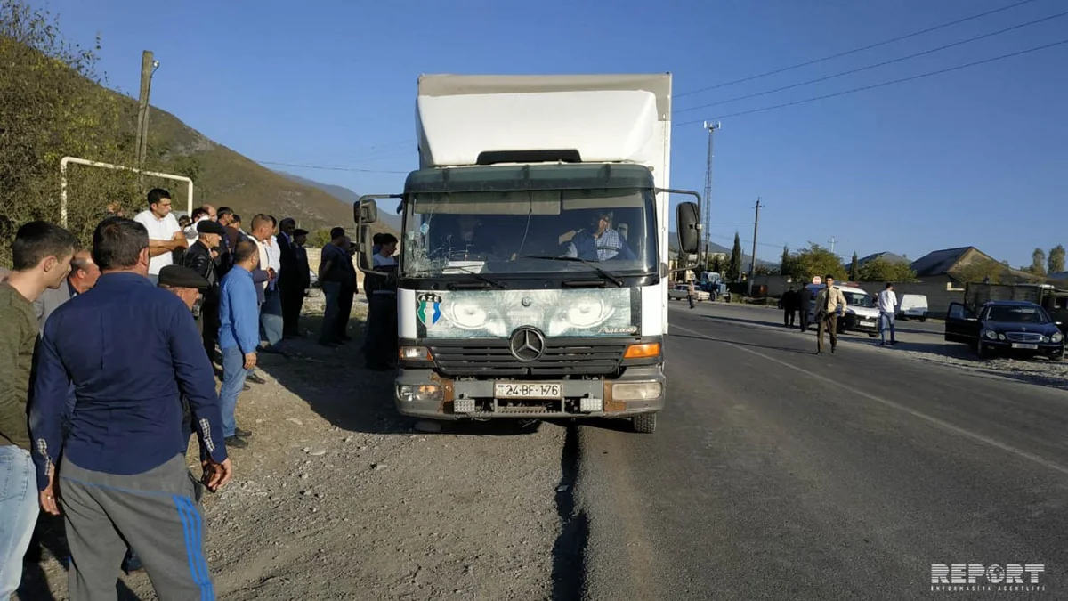 Şəkidə yük avtomobili piyadanı vurub - FOTO