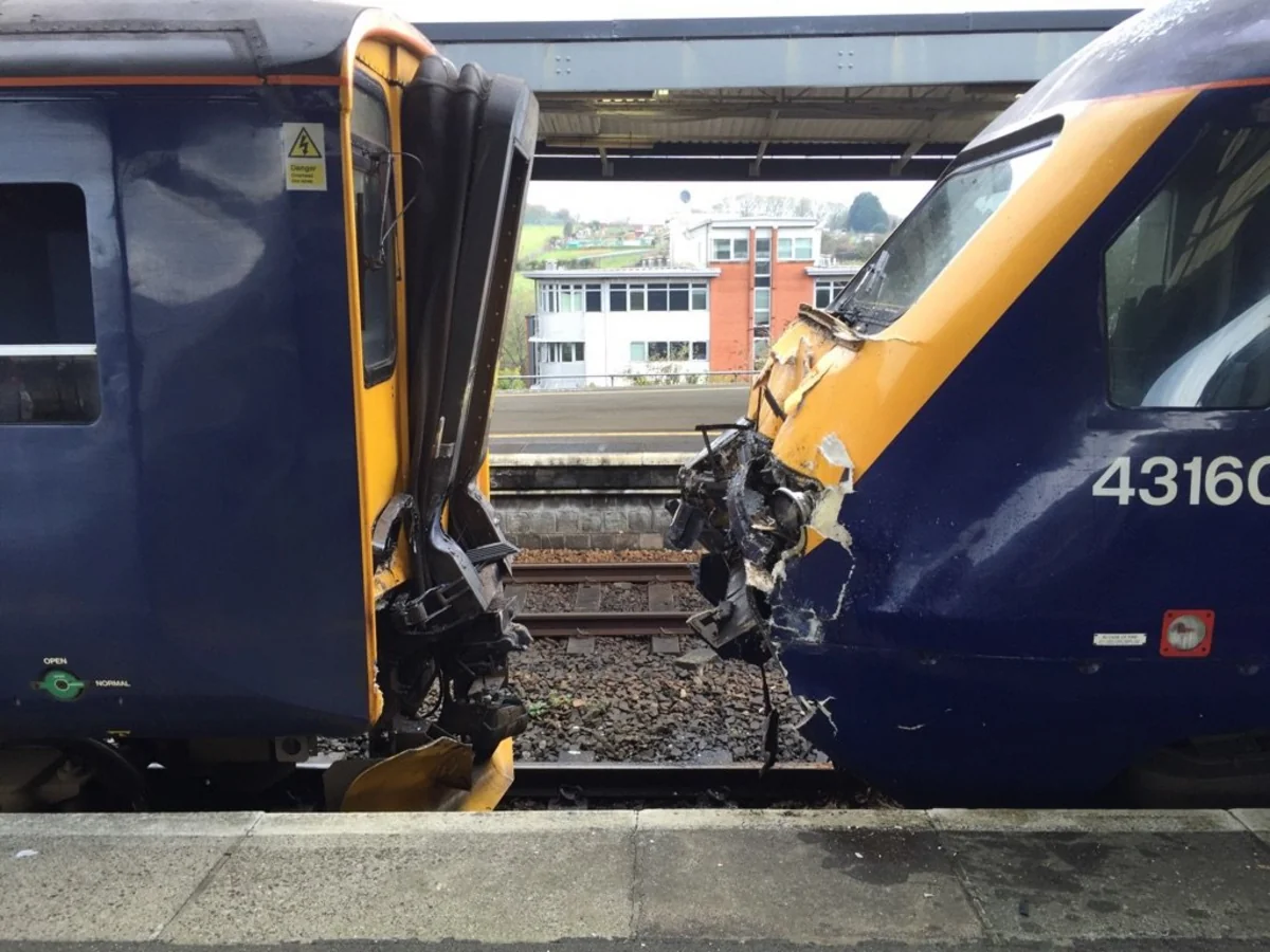 В Англии столкнулись два поезда, есть пострадавшие