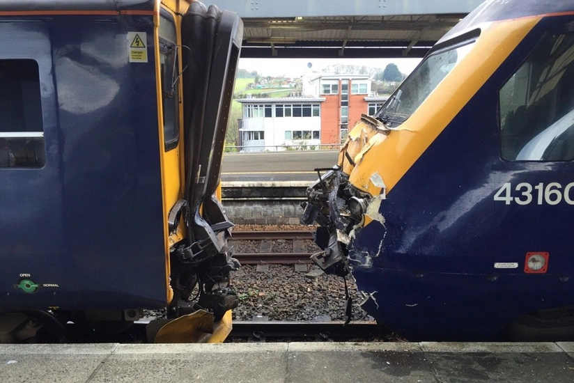 İngiltərədə qatarlar toqquşub, xəsarət alanlar var