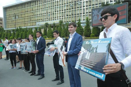 Bakıda uşaqlar yol polisini əvəz edib