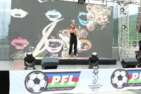 Azərbaycan kuboku meydançaya təyyarə ilə gətirilib - FOTO