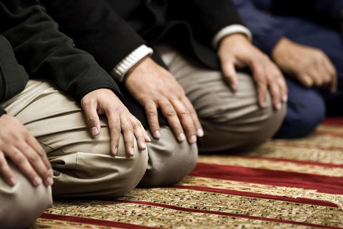 “Təzəpir” məscidində namaz qılan şəxsin pul kisəsi və telefonu oğurlanıb