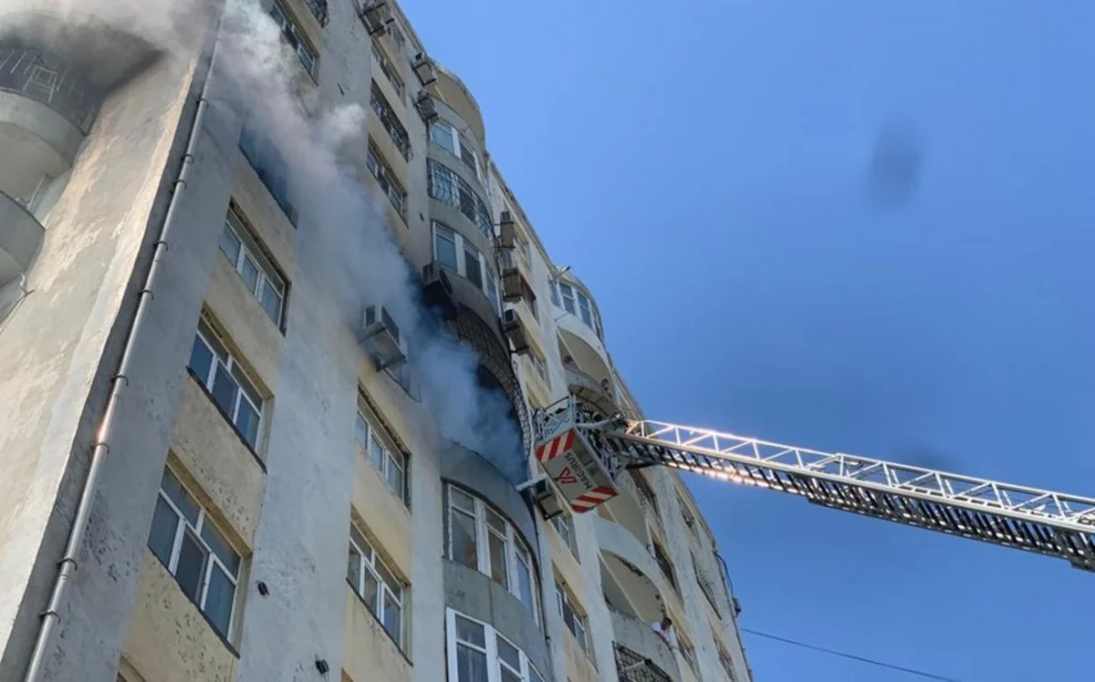 В Баку произошел пожар в многоэтажном жилом доме