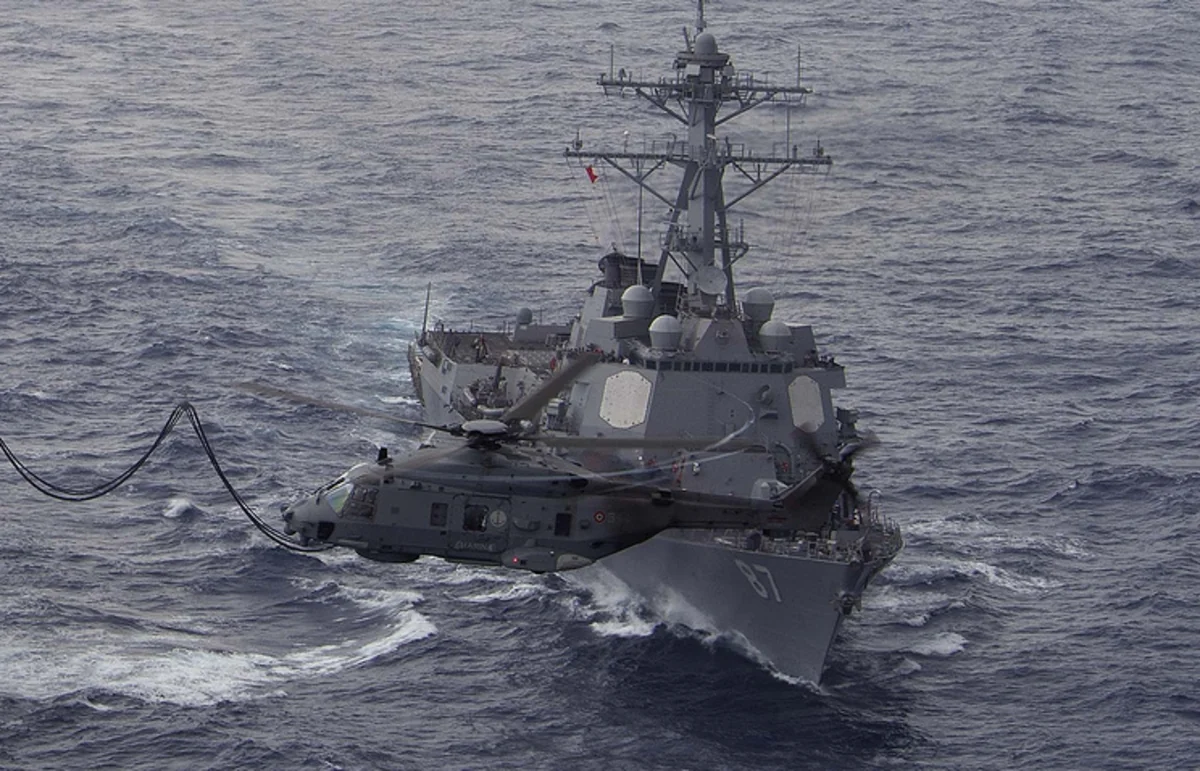 СМИ: Эсминец ВМС США вновь попал под обстрел близ Йемена