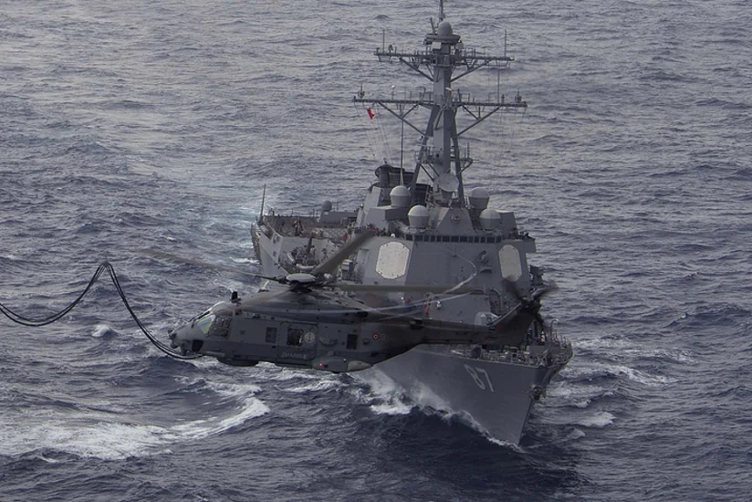 СМИ: Эсминец ВМС США вновь попал под обстрел близ Йемена