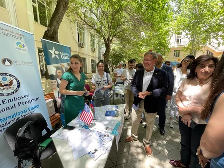 ABŞ səfirliyi “EducationUSA” məzun yarmarkası təşkil edib