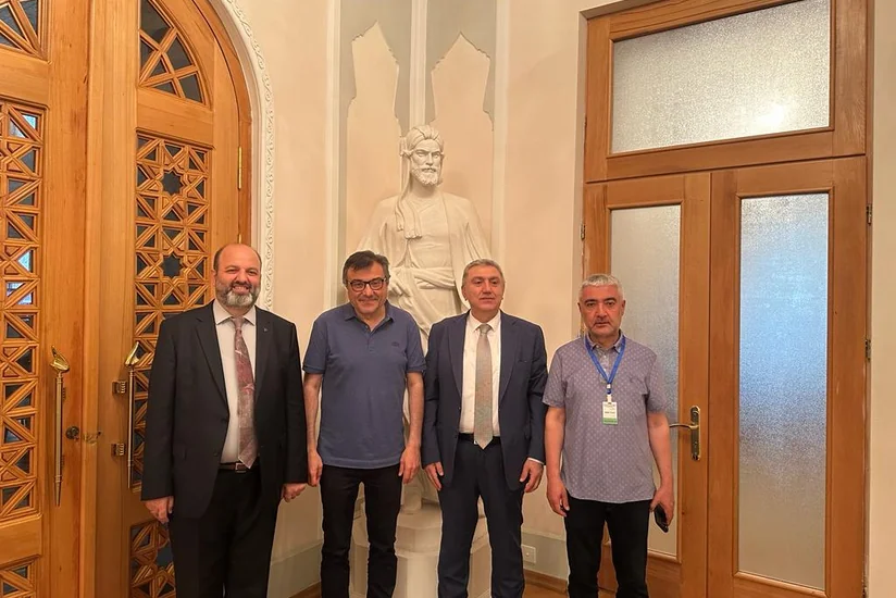 Mahmud Kaşğarinin “Divani-lüğəti-türk” əsərinin faksimilesi Nizami Muzeyinə hədiyyə edilib