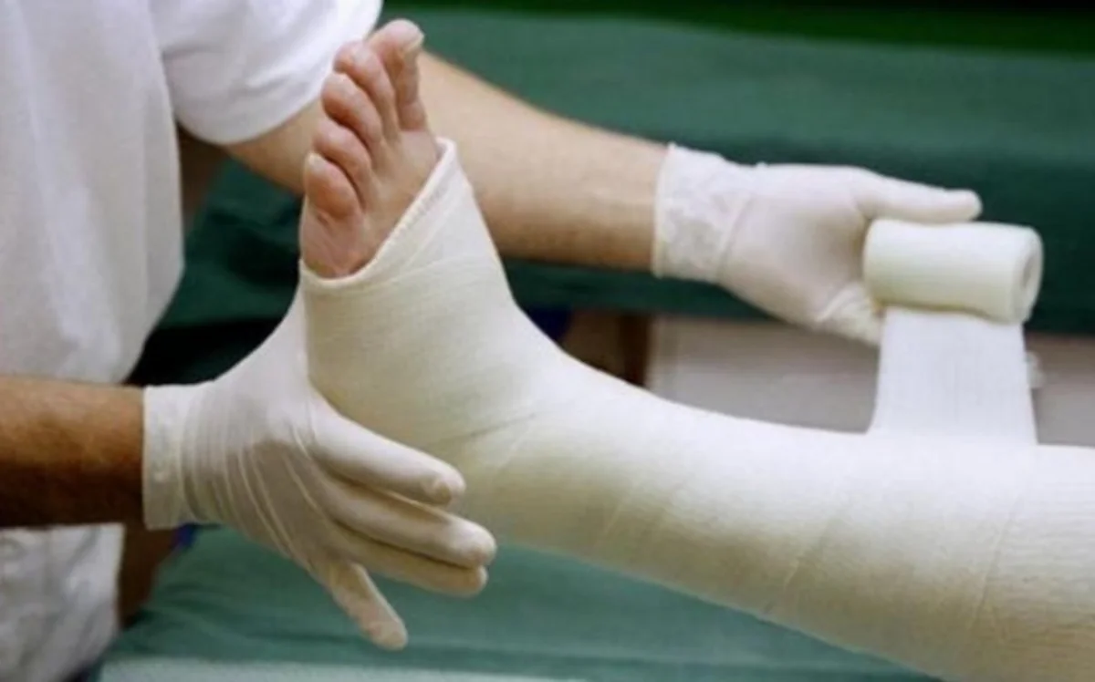 Abşeronda yol qəzasında gəncin ayağı sınıb