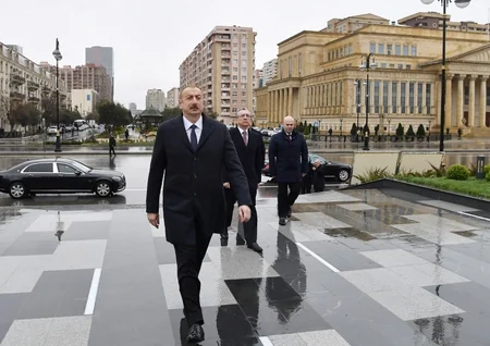 Prezident Xətainin heykəlinin köçürüldüyü parkda olub