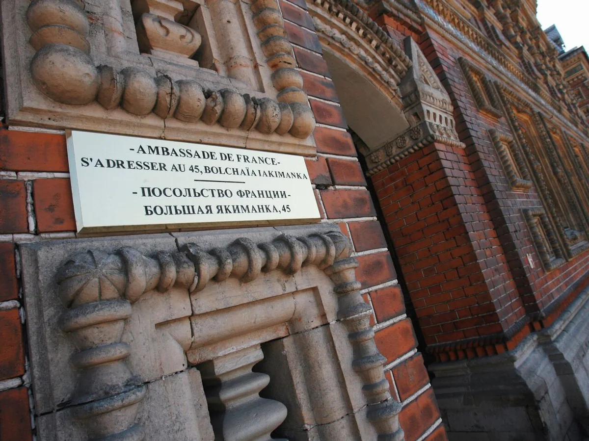 В Москве вандалы разрисовали ограду посольства Франции пиратскими символами