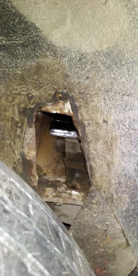 Azərbaycan gömrükçüləri avtomobilin salonunda gizlədilmiş mobil telefonlar aşkar edib