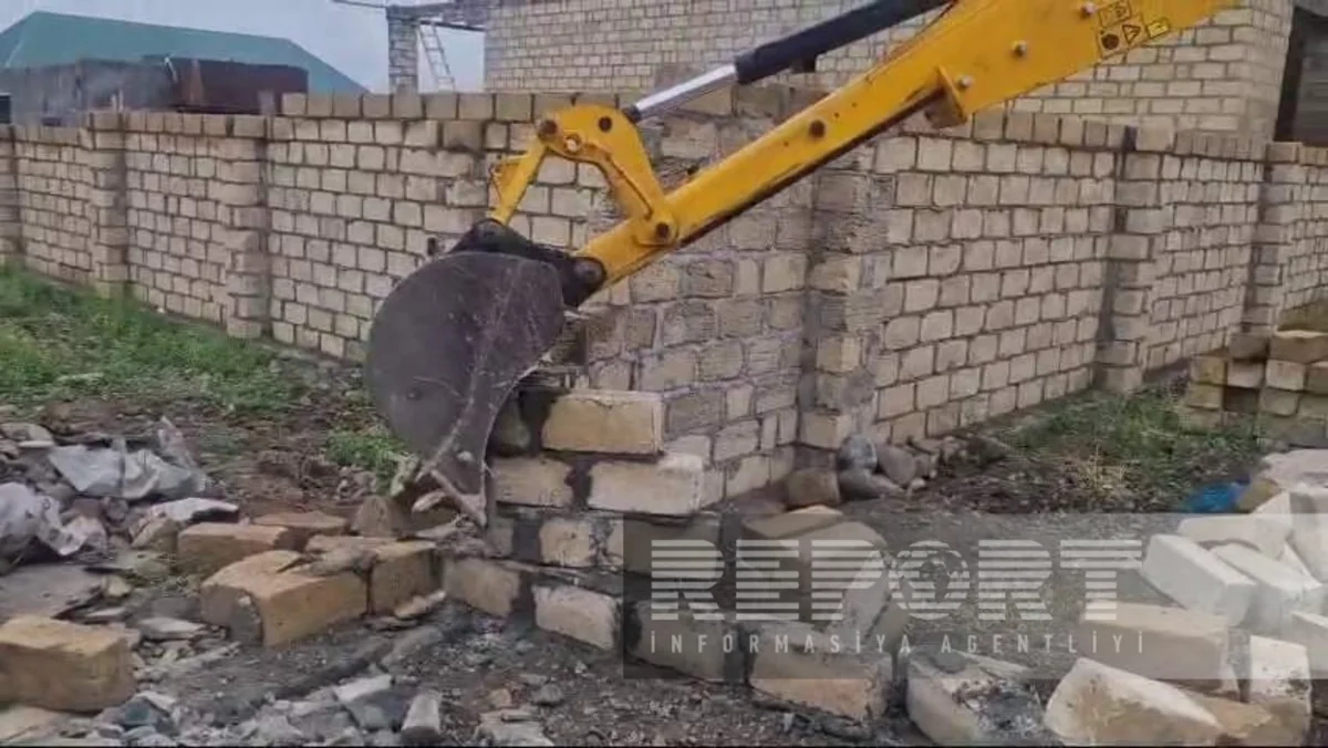 Gəncədə bir neçə qanunsuz tikilinin qarşısı alınaraq sökülüb