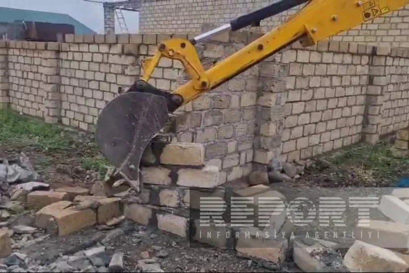 Gəncədə bir neçə qanunsuz tikilinin qarşısı alınaraq sökülüb