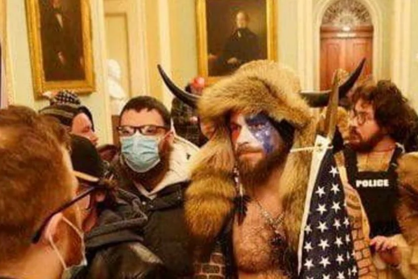 В США задержали викинга, участвовавшего в штурме Капитолия