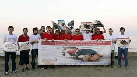 Türkiyəli gənclər üç yaşlı suriyalı mühacirin ölümünə etiraz ediblər - FOTO
