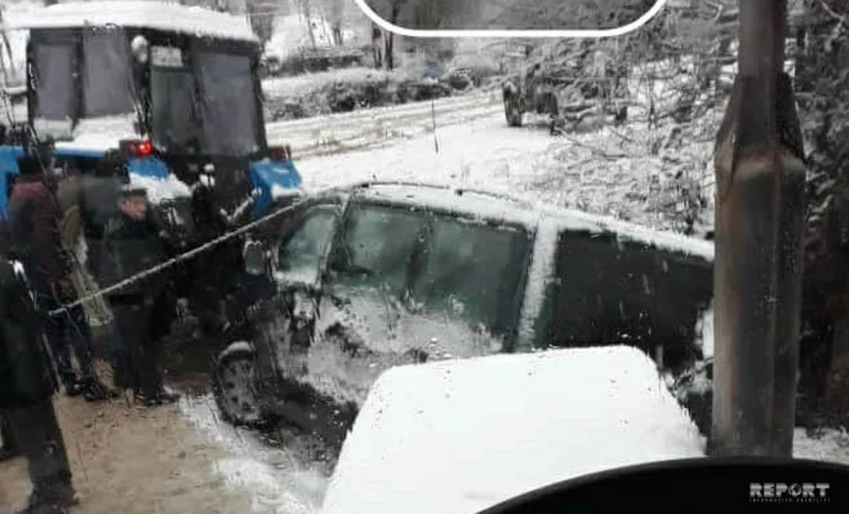 Cəlilabadda avtomobil su kanalına düşüb - FOTO