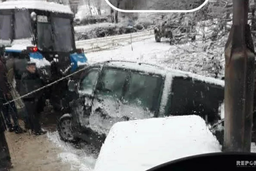 Cəlilabadda avtomobil su kanalına düşüb - FOTO