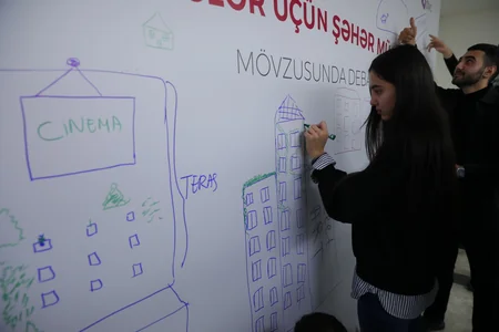 “Gənclər üçün şəhər mühiti” mövzusunda debat keçirilib