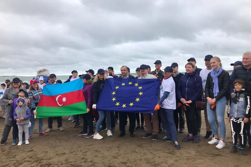 Представители посольств стран ЕС очистили бакинский пляж от мусора