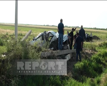 Goranboyda avtomobil işıq dirəyinə çırpılıb, ölən var