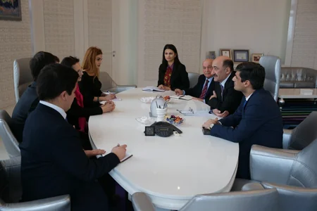 Əbülfəs Qarayev Ceyhun Hacıbəylinin Bakıda səfərdə olan varisləri ilə görüşüb