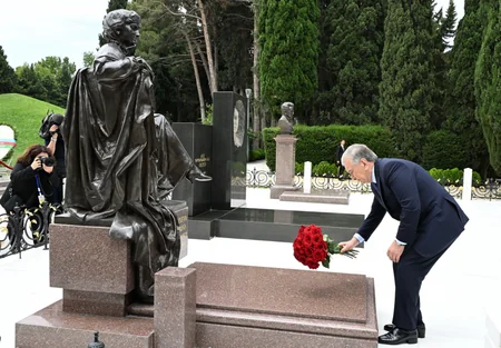 Uzbekistani President pays tribute to National Leader Heydar Aliyev