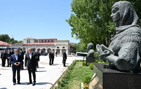 İlham Əliyev və Qurbanqulu Berdiməhəmmədov Şuşada Natəvanın, Bülbülün və Üzeyir Hacıbəylinin gülləbaran edilmiş heykəllərinə baxıblar