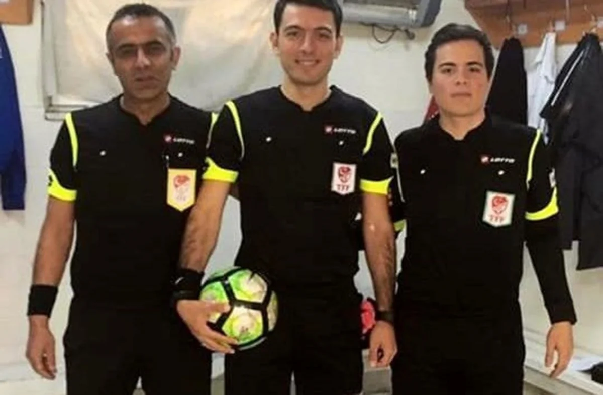 Türkiyədə himn səsi eşidən baş hakim oyunu dayandırıb - VİDEO