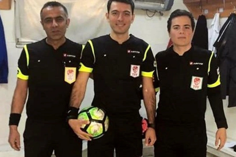 Türkiyədə himn səsi eşidən baş hakim oyunu dayandırıb - VİDEO