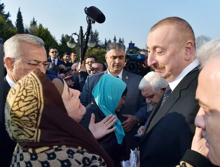 Prezident Ağsuda zəlzələnin nəticələrinin aradan qaldırılması ilə bağlı görülən işlərlə yerində tanış olub