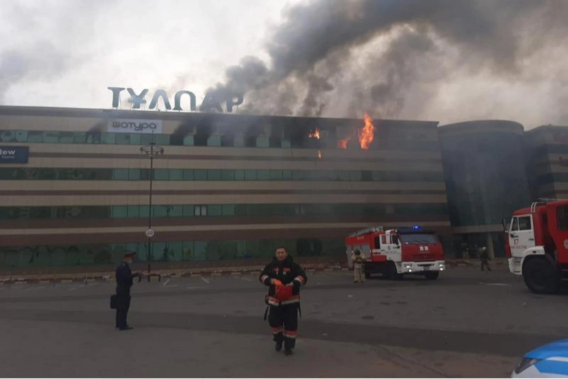 В Нур-Султане загорелся торговый центр
